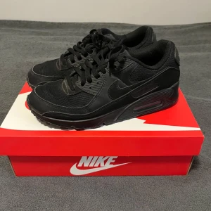 Svarta Nike Air Max 90 sneakers  - Säljer ett par helsvarta Nike Air Max 90 sneakers - använda ett par fåtal gånger. Storlek 41