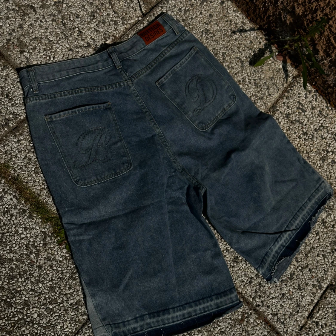 Blå jeansshorts med tryck från Rotten Desires - 2