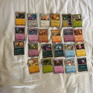 Pokémonkort - Blandad samling - En färgstark samling Pokémonkort med både klassiska och moderna figurer, tränarkort och energikort. Perfekt för dig som vill bygga din egen lek eller utöka din samling. Passar både nybörjare och erfarna samlare som gillar strategi och nostalgi. Alla kort börjar på 2kr men högsta bud vinner. Eller så får ni komma med förslag för alla kort gemensamt
