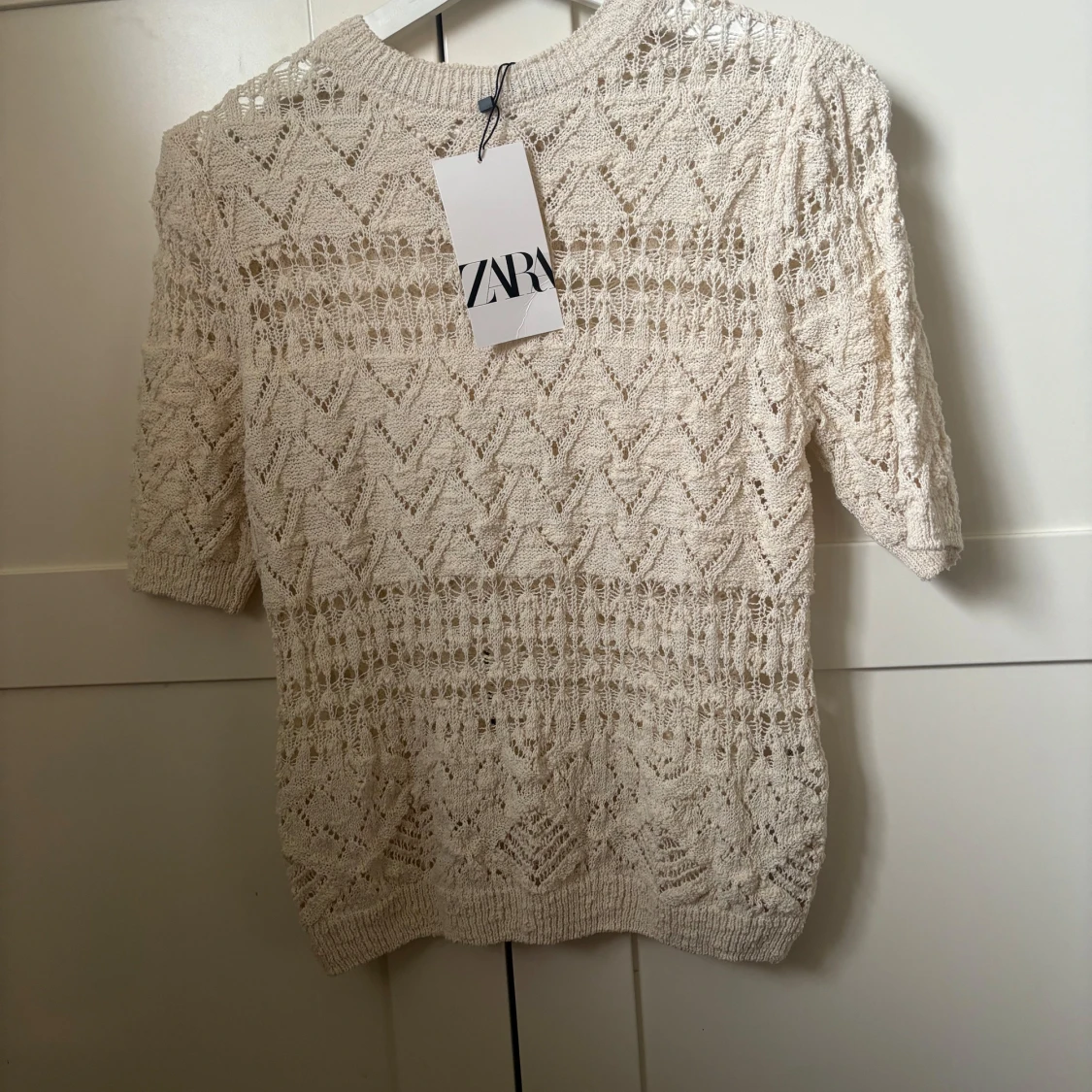 Stickad topp i offwhite från Zara