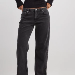Svarta raka jeans - Säljer mina svarta jeans från NAKD, aldrig använt det för tycker ej de passade mig. Jättebra skick. Låg midja och raka/vida ben