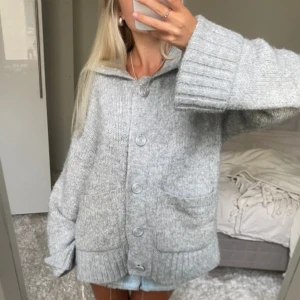 Stickad kofta - Säljer denna grå stickade kofta. Den sitter oversized på mig som vanligtvis bär XS och är ca 160. Har du någon fråga är det bara att höra av dig🫶🏻