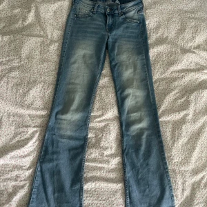 Ljusblå bootcut jeans - Säljer ett par ljusblå lowwaist bootcut jeans🫶🏻