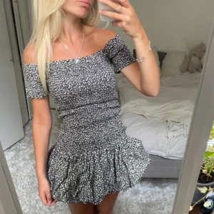 Klänning från H&M - Säljer denna mönstrade populära off-shoulder klänningen från H&M. Aldrig använd. Har du någon fråga är det bara att höra av dig🫶🏻