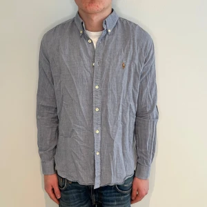 Ralph lauren skjorta - Ralph lauren skjorta | Skick: 7,5/10 (har en liten defekt vid ena arm) | M |Fraktar via postnord eller instabox på köparens bekostnad | Hör av dig vid minsta fråga eller fundering! 