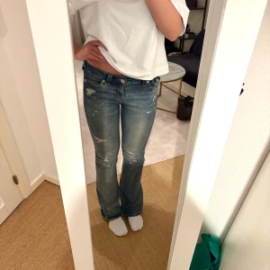 Blå bootcut jeans från True Religion  - Säljer ett par jätte snygga jeans från True Religion i modellen Joey mid Rise flare. Köpte dom i deras butik i New York förra året och knappt använda. Unik modell, som sitter svin bra. Storlek W25, men jag skulle säga 25-27. Pris kan diskuteras 🎀