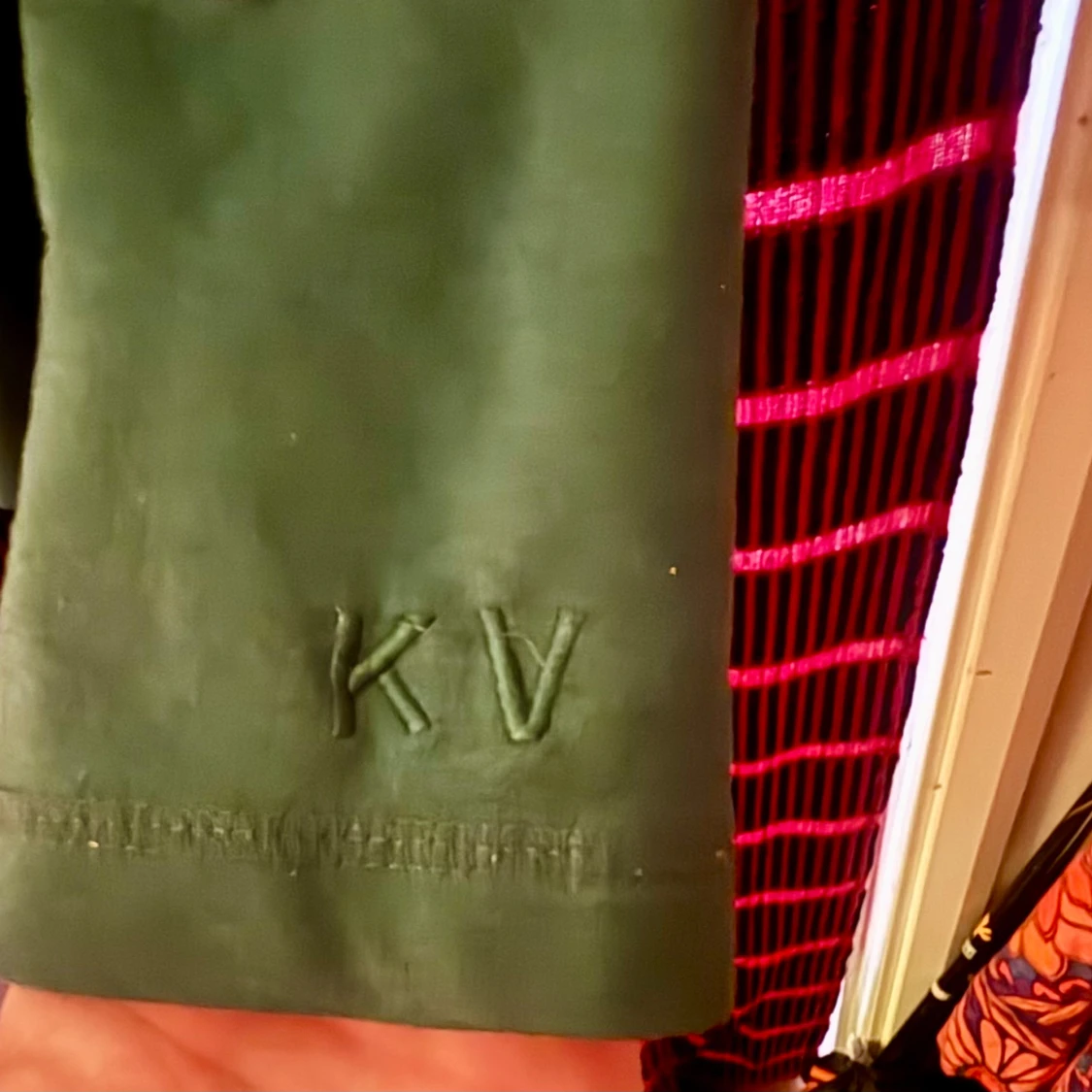 Gamla modellen KV mörkgrön, Vringad häktesteöja.  - 1