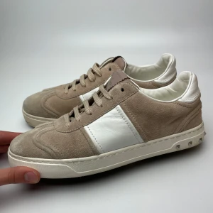 Valentino flycrew  - Hej! Säljer nu dessa svin feta valentino skor. Skorna är i mycket fint skick! Har begränsat antal boxar och dustbag. Hör av dig vid frågor