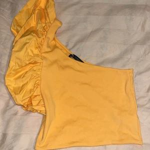 Orange topp från Zara - Magtröja i storlek M men är mer som en S. Aldrig använd 
