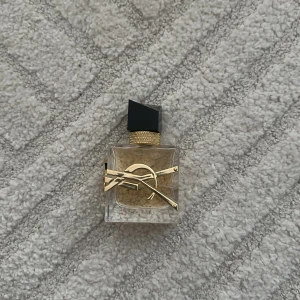 Yves Saint Laurent Libre Eau de Parfum - Säljer en parfym från Yves Saint Laurent. Doften är elegant och modern, perfekt för dig som gillar exklusiva parfymer. Använt någon gång som som även syns på bilden men gillar inte doften på mig själv.💕Köpte för 749kr på Kicks