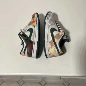 Dunk Low SE Multi Camo - Tjenare, säljare dessa feta Dunks då de inte har kommit till användning. Har använts bara ett fåtal gånger och är i 9/10 cond. Skriv om ni har några frågor eller vill ha fler bilder. Nypris 2500 