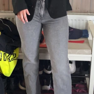 Grå raka jeans - Säljer ett par grå jeans med rak passform och klassisk femficksdesign. Jeansen har normalhög midja. Säljer då de blivit lite förstora. Storlek 38, men passar 36. De är från stradivarius. 90kr plus frakt, välj gärna instabox om möjligt