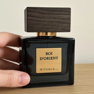 Rituals parfym Roi d Orient  - Stora flaskan edp ca 48ml kvar, kostar 619kr , se länk för mer info https://lyko.com/sv/rituals/rituals-roi-dorient-50ml , 