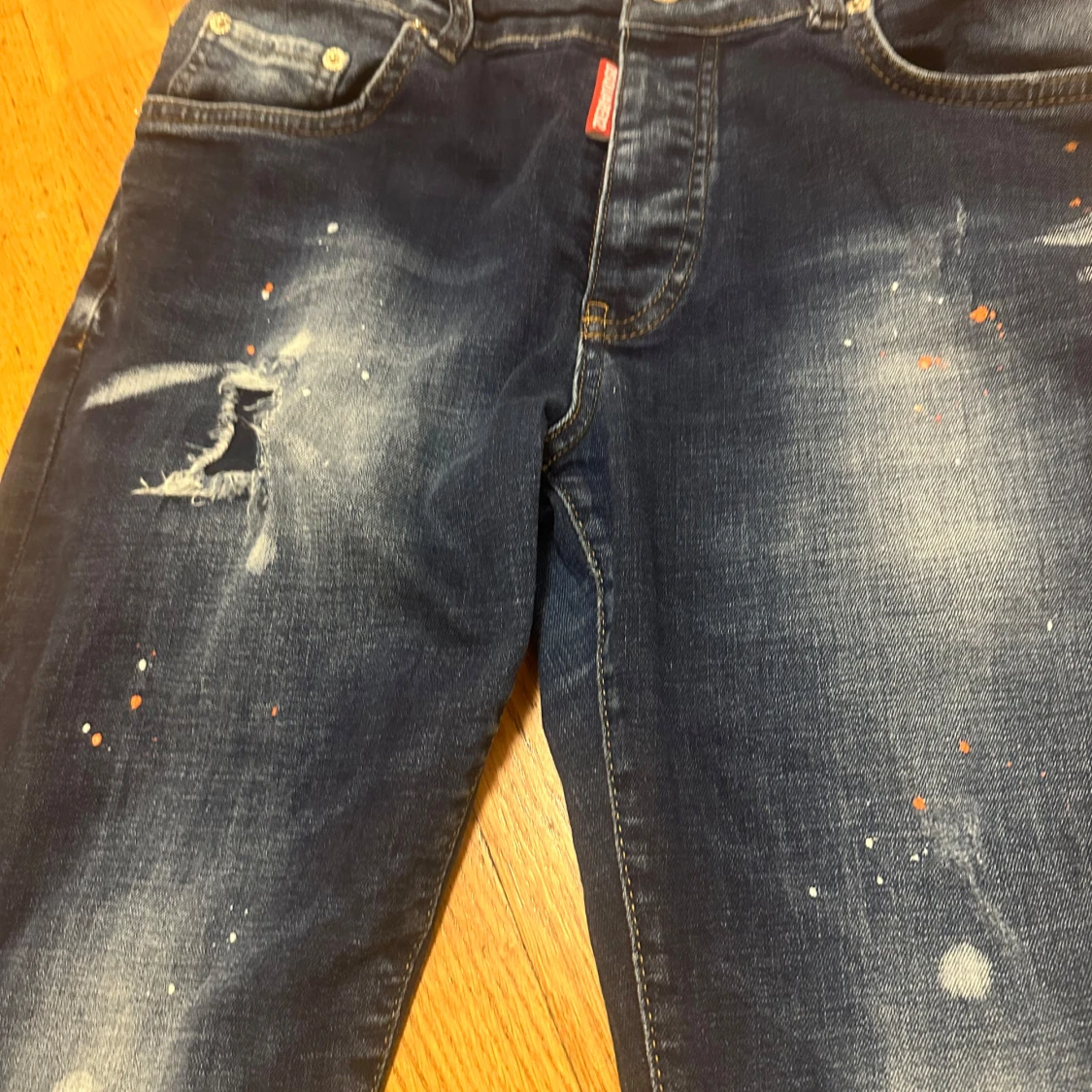 Mörkblå jeans med slitningar och färgstänk - 3