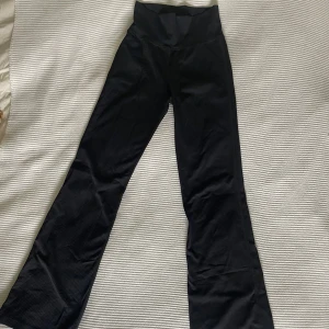 Träningstights  - Vida, ribbade träningstights från Röhnisch. Säljer då de tyvärr är för korta för mig som är 176. Inga tecken på användning. Nypris 799kr. Hör av dig om du har frågor✨