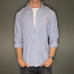 Ralph lauren skjorta - Hej säljer nu min fina Ralph lauren skjorta i storlek M. Den är i nyskick och kommer vara otroligt snygg nu i vår och framåt sommaren. Nypris cirka 1600kr! Vi kommer att sälja liknande produkter nu i vår och närmare sommar så glöm inte följa profilen!🌊🍾