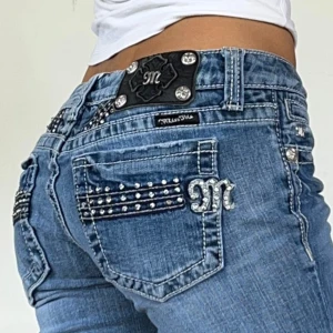 Miss me jeans - Miss me jeans i äldre modell, låg midja & bootcut💕 midjemått 82cm & innerben 87cm (långa)💕stora på mig.  Jag är 165