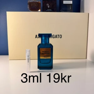 Neroli Riviera Eau de Parfum 3ml salmpss - Neroli Riviera är en unisexparfym från Fragrance World med tydliga citrusnoter, vitblommiga inslag och en fräsch, aromatisk känsla. Parfymen kommer i en blå glasflaska och säljs här i ett 3ml provrör.