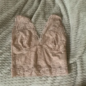 Beige rosa topp från Amisu🌟 - Säljer en superfin beige spets topp från Amisu!  Storlek S och bra skick!💗Pris kan diskuteras och kan pratas mer om plagget osv!