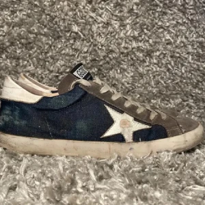  Golden Goose skor - Hej! Säljer nu dessa stilrena och snygga skor från golden goose!🎉Skick: använda men beat design  .Retailpris: Ca 5500kr. Köp för endast:2699kr!😃 Vid frågor eller funderingar är det bara att höra av dig. Priset går att diskutera!💸