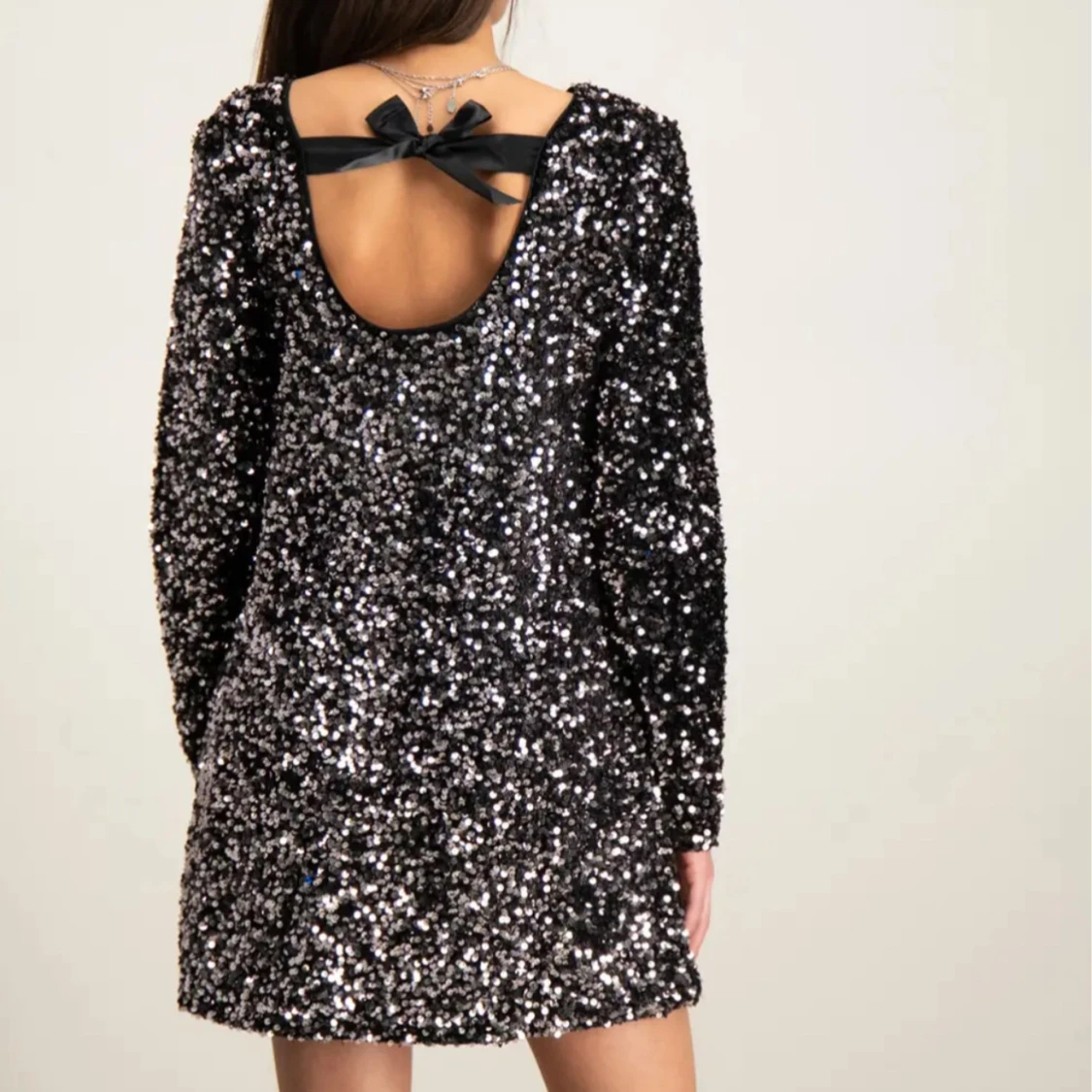 Svart glittrig paljettklänning med öppen rygg och rosett - 1