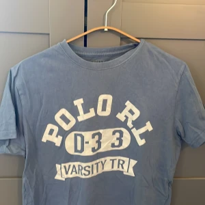 Blå t-shirt från Polo Ralph Lauren - Säljer en blå t-shirt från Polo Ralph lauren. Mycket bra skick och storlek S. 
