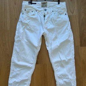 Morris vita jeans / chinos / byxor, storlek W28 L32 - Säljer mina vita jeans från Morris! I bra begagnat skick. Inga tydliga defekter, kanske någon minifläck här och där (det är ju vita byxor). Modellen är James med normal midja och tajtare ben. Perfekta på vår/sommar! Nypris 1 500 kr!