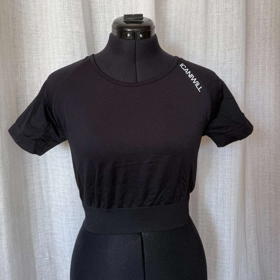 Svart croppad träningstopp från ICANIWILL