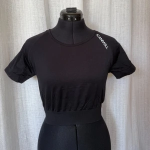 Svart croppad träningstopp från ICANIWILL - Använd 1 gång