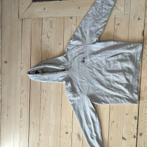 Grå hoodie från Stüssy - Stussy hoodie storlek S, Cond: 6-7/10, liten miss färgning vid höger axel, se bild 3. Skicka ett meddelande för fler bilder! 