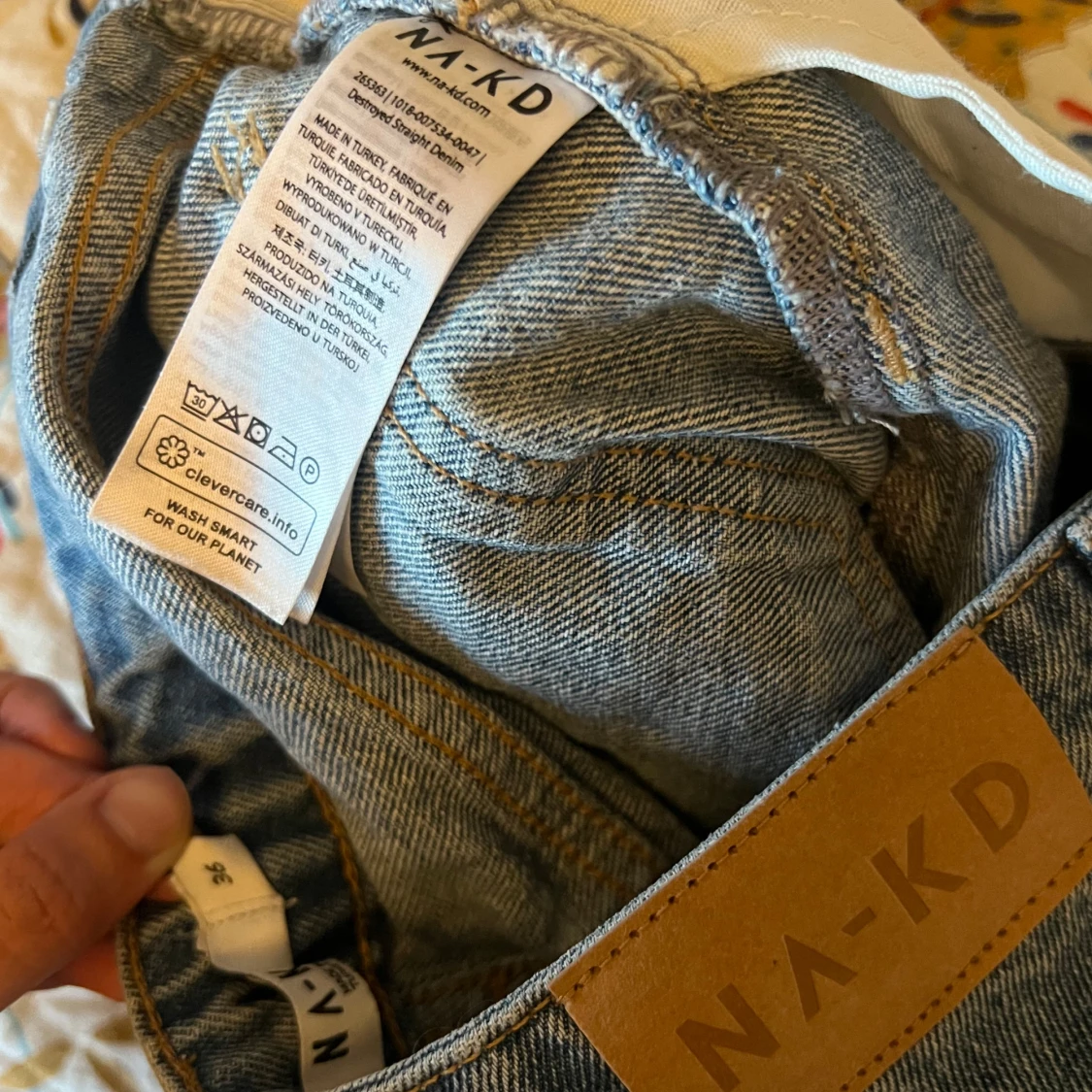 Blå raka jeans med slitna knän från NA-KD - 3