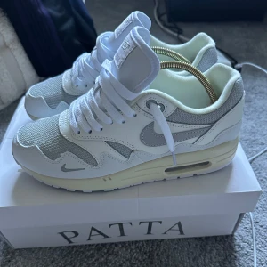 Nike Air Max 1 x Patta i vitt och grått - Nike Patta Air max 1. Nyskick 10/10 cond 