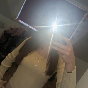 Ljusgul ribbad tröja med v-ringning - Säljer en ljusgul ribbad den har långa ärmar och är i ett mjukt, stretchigt material. Perfekt för dig som gillar en enkel men stilren look.