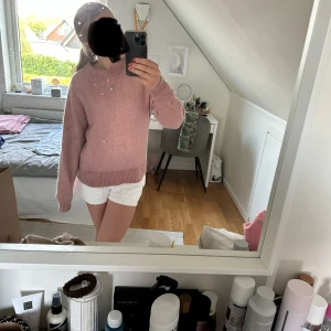 Rosa mohair tröja - Mysig rosa stickad tröja från H&M i storlek S. Inte nopprig alls och har inga fläckar eller skador. 