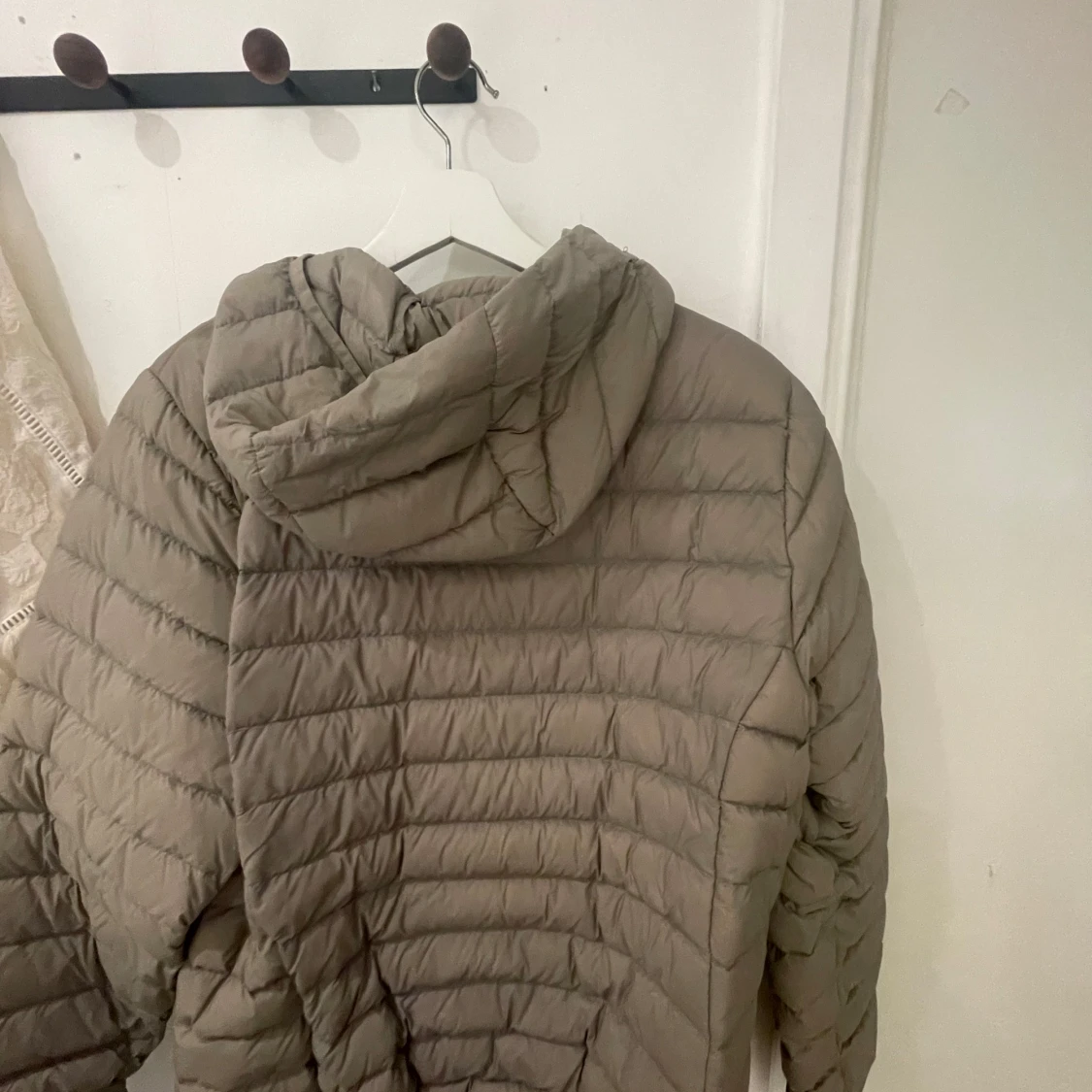 Beige pufferjacka från Strova - 2