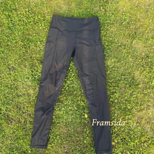 Svarta ridleggings från Maya Delorez - Svarta ridleggings från Maya Delorez med hög midja och förstärkta partier på insidan av benen. Snygg och sportig design med stretchigt material som passar perfekt till ridning. 