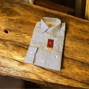 Blårutig skjorta från Eton - Snygg blårutig skjorta från Eton i 100% bomull. Skjortan har klassisk krage, vita knappar och lång ärm. Perfekt för dig som gillar stilrena och tidlösa plagg med hög kvalitet. Helt sprillans ny i storlek L, sizeguide på sista sidan! Nypris runt 1700kr
