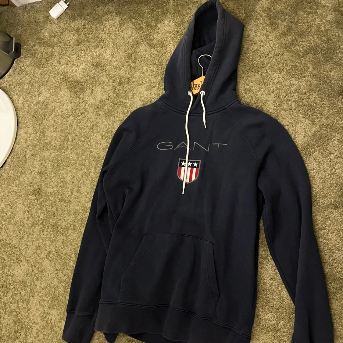 Mörkblå hoodie från GANT