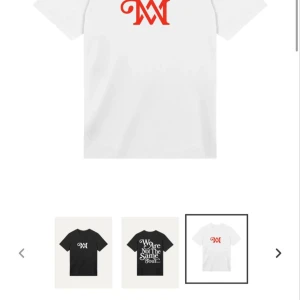 Vit t-shirt med röd text - Vit t-shirt med rött M-tryck framtill och stor röd text på ryggen: 'We Are Not The Same Tour Part 2'. Klassisk passform och rund halsringning. Perfekt för dig som gillar statement-plagg och snygga tryck.