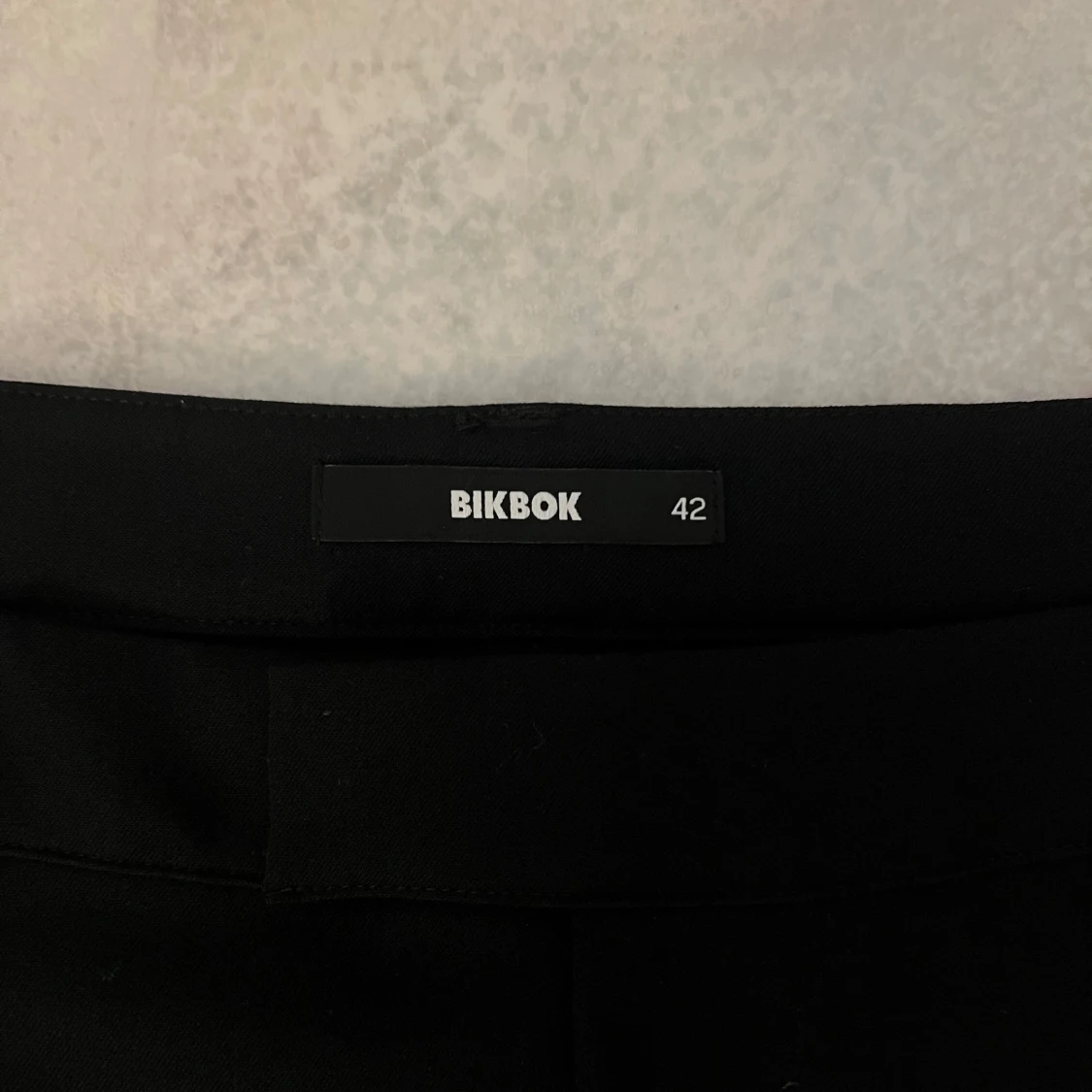 Svart kortkjol från BikBok - 2