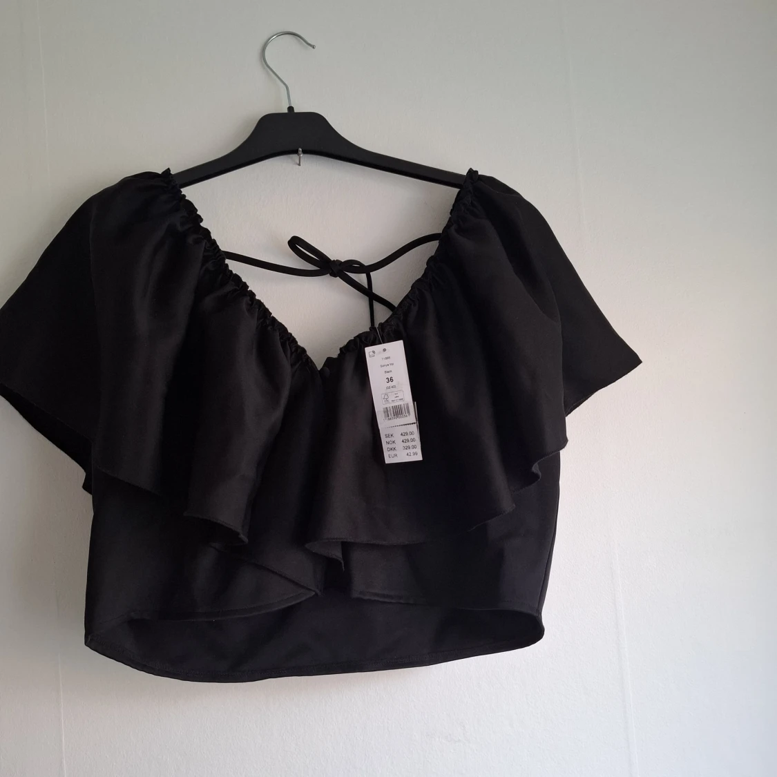 Svart croppad blus med volang och knyt - 1