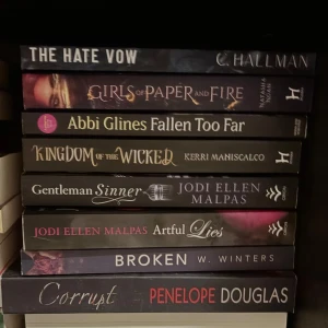 The Hate Vow, Girls of Paper and Fire, Fallen Too Far, Kingdom of the Wicked, Sinner, Artful Lies, Broken, Corrupt - Priset kan varierar berorende på boken och dess kvalitet. Om man vill ha bättre bilder så är det bara att skriva 🌸