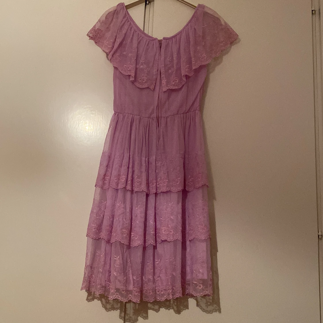 Ljuslila volangklänning med spets - 1