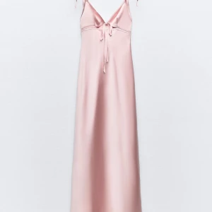 Zara klänning  - Satin klänning från Zara. Aldrig använd men har ett litet hål vid sidan precis vid ryggen, kan skicka bild!
