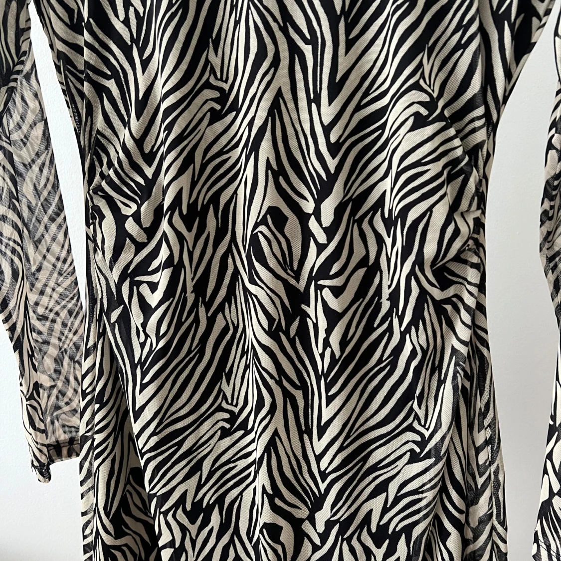 Zebramönstrad långärmad klänning från Mango - 1