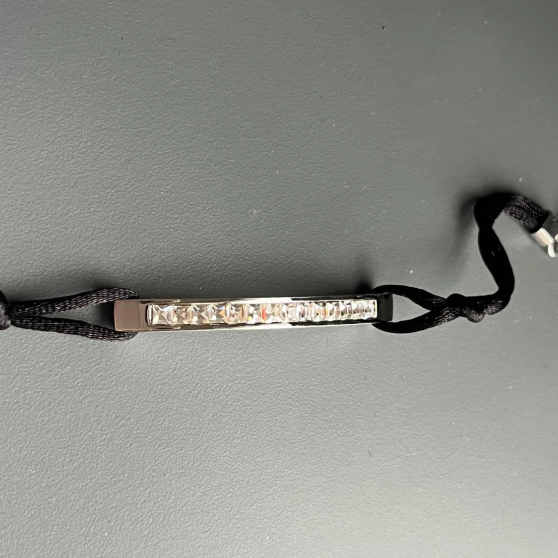 Svart armband med silverfärgad detalj och glittriga stenar - 3