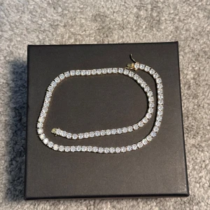 Diamond Necklace  - This diamond necklace is brand new and in perfect condition. Made of real gold and set with sparkling diamonds, it’s a stunning piece that adds a touch of luxury to any look. New price: 6 000 kr