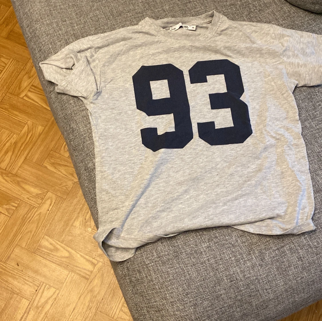 Grå t-shirt med tryck från 157