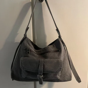 Cool väska - Cool väska🌺 Aldrig använts. Längd 22cm, brädd 34cm längst ner och 28 längst upp, djup 10cm och axelrem 24cm (mått från axel till väska)