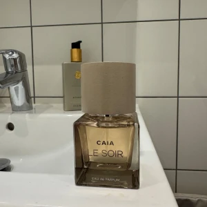 HELT NY PARFYM FRÅN CAIA - Säljer denna parfym från Caia som endast är sprutad max 5 gånger. Alltså nästintill sprillans ny. Säljer pga använder andra dofter. Pris kan diskteras 